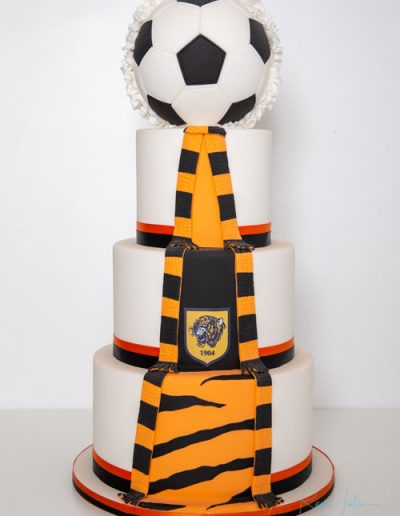 Football-reveal-wedding-cake